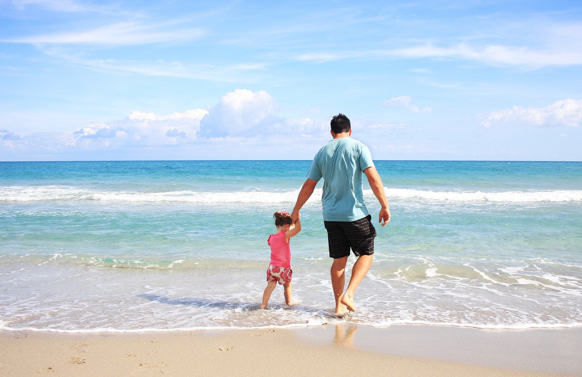 vader en dochter aan strand